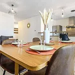 Homey Chloe - New - Parking Gratuit - Balcon Prive - Proche Geneve アパート *